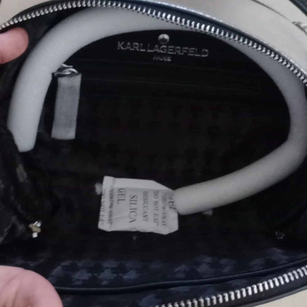 BNWT Karl Largerfeld silver & black crossbody bag with face logo - Picture 9 of 13